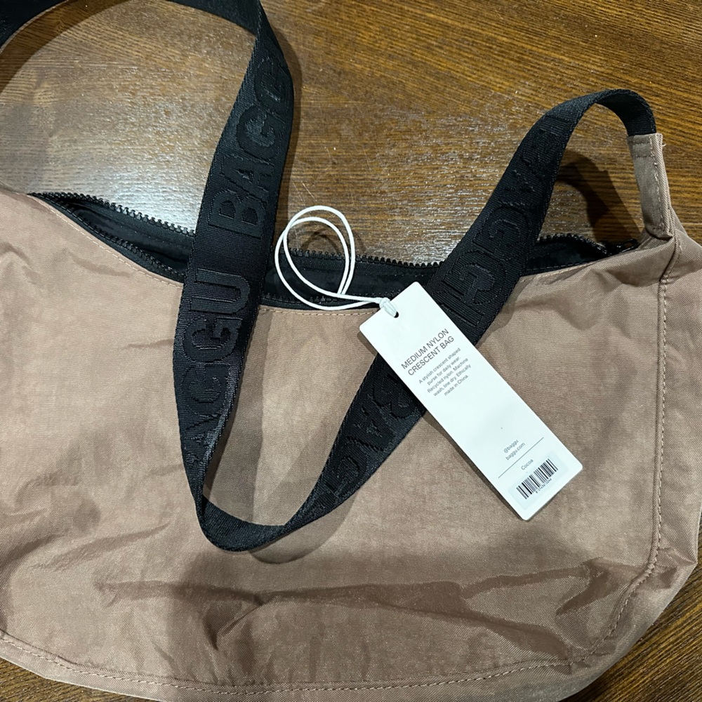 NWT Baggu Medium Nylon Crescent Bag in Cocoa